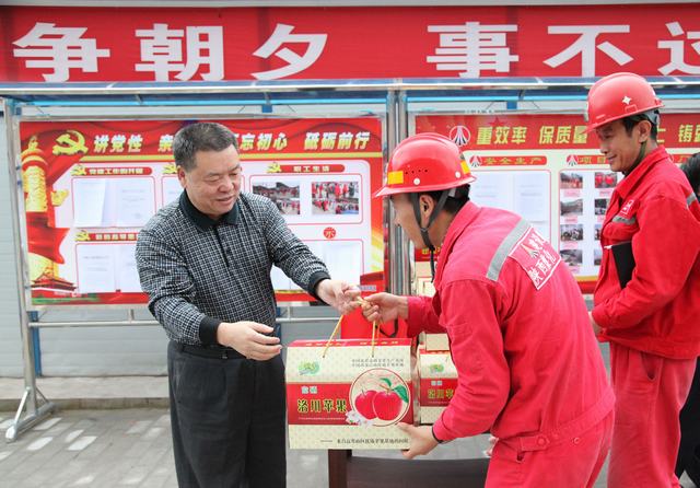 陜煤集團(tuán)總經(jīng)理助理、建設(shè)集團(tuán)聯(lián)合黨委書記、董事長寧興剛一行深入礦建二公司冶坪項(xiàng)目部慰問一線職工