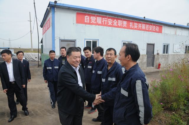 陜煤集團(tuán)總經(jīng)理助理、建設(shè)集團(tuán)聯(lián)合黨委書記、董事長寧興剛一行深入掘進(jìn)公司紅柳林項(xiàng)目部走訪慰問