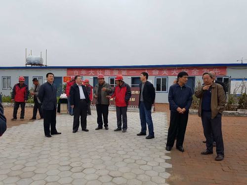 陜煤集團總經(jīng)理助理、建設(shè)集團聯(lián)合黨委書記、董事長寧興剛一行蒞臨韓城分公司榆北煤業(yè)公司小保當(dāng)?shù)V施工現(xiàn)場和大家一起過中秋