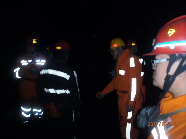 掘進(jìn)公司百米井下現(xiàn)場(chǎng)會(huì)找問(wèn)題 定標(biāo)準(zhǔn) 鼓士氣