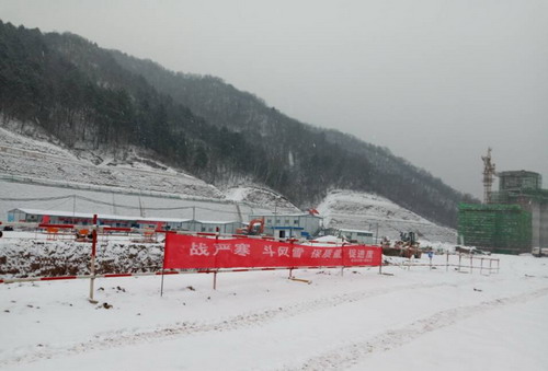 銅川分公司第一項目部戰(zhàn)風(fēng)雪斗嚴(yán)寒 全力以赴保施工