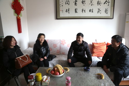 銅川分公司春節(jié)前慰問(wèn)困難職工