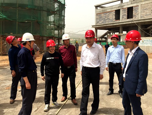 神木副市長賀若玉一行蒞臨神南華府項目檢查指導(dǎo)安全生產(chǎn)工作