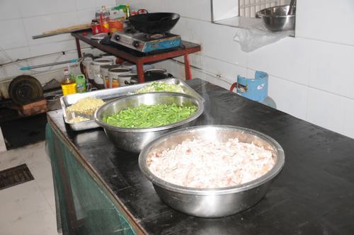 掘進公司曹家灘項目部積極做好后勤服務打造職工滿意食堂