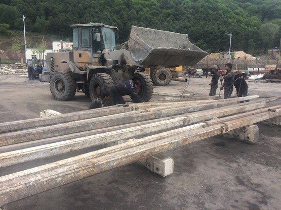 礦建三公司雙龍項(xiàng)目部108運(yùn)輸順槽掘進(jìn)臨時支護(hù)裝置調(diào)試工作順利完成