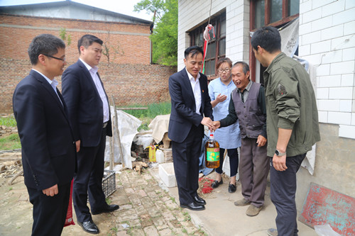 文明鄉(xiāng)村共創(chuàng)建  扶貧幫困在行動