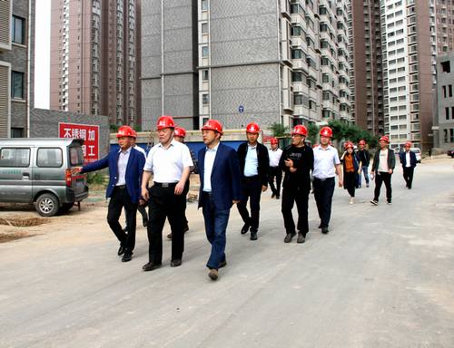寧興剛、王明智一行深入銅煤1#、2#住宅小區(qū)施工現場調研指導工作
