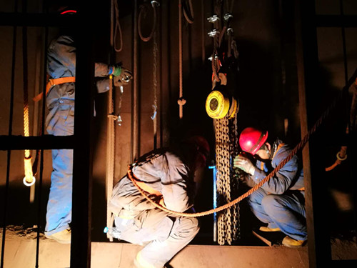 陜煤建設(shè)機(jī)電安裝公司酒鋼項(xiàng)目部“快、準(zhǔn)、穩(wěn)”調(diào)試罐籠記