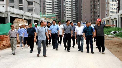 銅川礦業(yè)公司領(lǐng)導(dǎo)深入銅煤1#、2#小區(qū)施工現(xiàn)場調(diào)研指導(dǎo)項目建設(shè)工作
