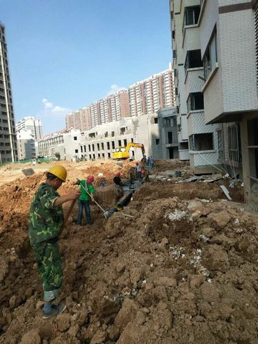 他們?yōu)樵賱?chuàng)銅煤新輝煌戰(zhàn)高溫、斗酷暑