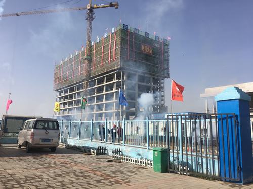 陜煤建設澄合分公司渭河彬州乙二醇項目生活區(qū)職工公寓主體封頂