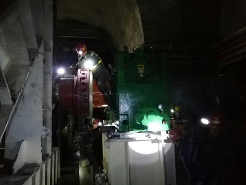 陜煤建設(shè)機電安裝公司承建的紅柳林煤礦膠帶運輸機頭大件安裝完成