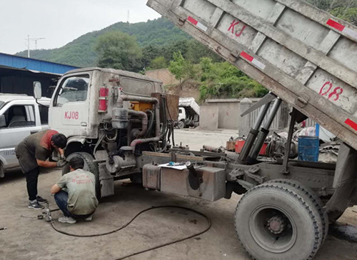 陜煤建設(shè)礦建三公司雙龍項(xiàng)目部對(duì)無軌膠輪車制動(dòng)裝置進(jìn)行升級(jí)改造