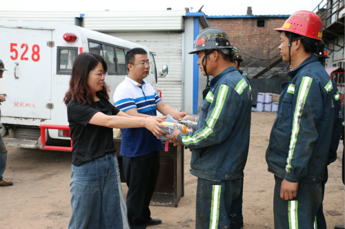 清涼送一線  關(guān)懷潤心田