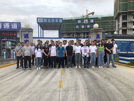 陜煤建設(shè)天工公司組織青年員工對(duì)標(biāo)陜西建工四建承建的雙創(chuàng)基地改造項(xiàng)目