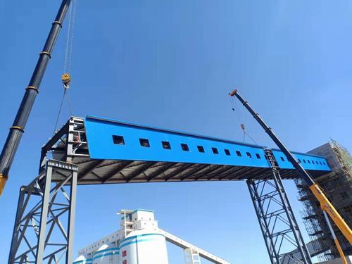 陜煤建設(shè)韓城分公司神木燕家塔項(xiàng)目產(chǎn)品倉至1號轉(zhuǎn)載點(diǎn)棧橋順利吊裝完成