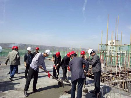 陜煤建設(shè)項(xiàng)目開發(fā)公司第十一項(xiàng)目部神木住宅小區(qū)B區(qū)26#住宅樓主體結(jié)構(gòu)順利封頂