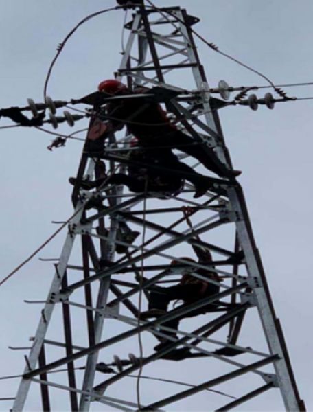 陜煤建設(shè)天工公司安裝一部凌晨完成臨時(shí)供電工程調(diào)試送電工作