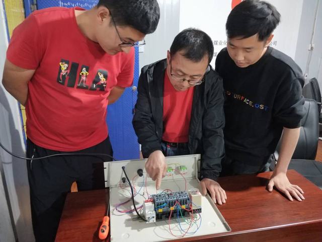 陜煤建設(shè)洗選煤運(yùn)營公司檸條塔運(yùn)營項(xiàng)目部：廢舊電箱巧變“練兵場” 導(dǎo)師帶徒實(shí)操出奇招