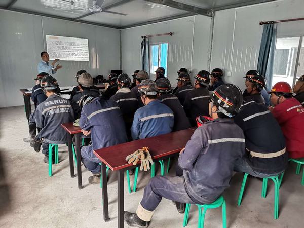 陜煤建設(shè)礦建二公司：把習(xí)近平總書(shū)記關(guān)于安全生產(chǎn)重要論述帶到班組去