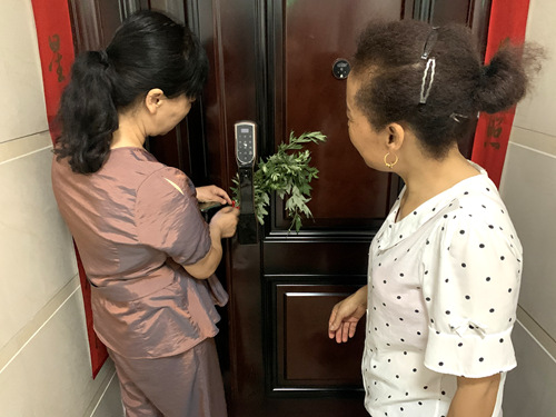 陜煤建設(shè)公司：龍灣水境小區(qū)物業(yè)開展“送艾草、迎端午”活動