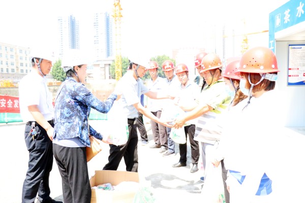 陜煤建設(shè)澄合分公司扎實(shí)開(kāi)展夏日送清涼活動(dòng)