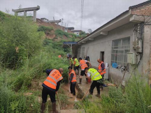 青年突擊勇?lián)?，助民防洪顯形象