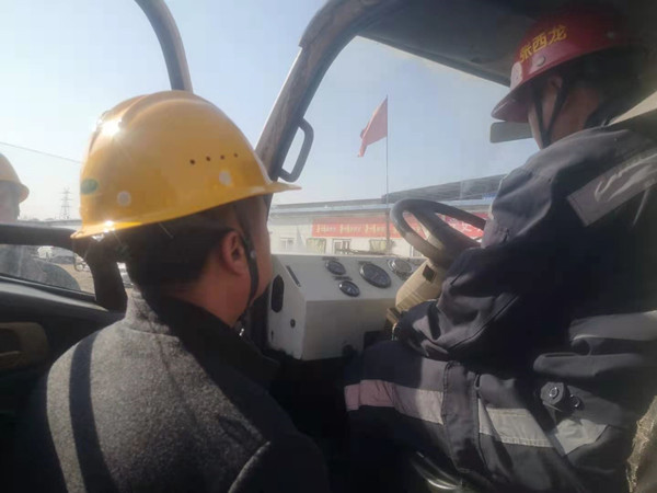 陜煤建設(shè)澄合分公司第二機(jī)電安裝隊(duì)開(kāi)展入井車(chē)輛安全檢查 筑牢運(yùn)輸安全防線