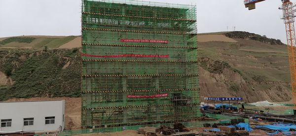 陜煤建設(shè)天工公司承建的矸石倉工程主體結(jié)構(gòu)順利封頂