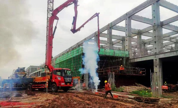 陜煤建設(shè)渭南分公司南京金龍純電動商用車建設(shè)項目首個超危大整體鋼平臺液壓提模工程施工順利開工