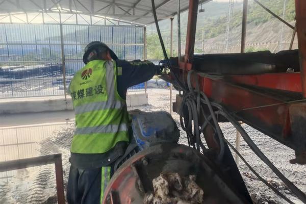 陜煤建設礦建二公司各項目部積極開展國慶前設備檢修活動