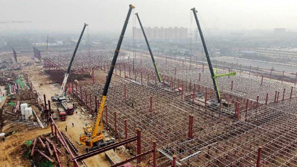 陜煤建設(shè)渭南分公司南京金龍電動(dòng)商用車建設(shè)項(xiàng)目總裝車間五、六區(qū)網(wǎng)架頂升工程順利吊裝完成