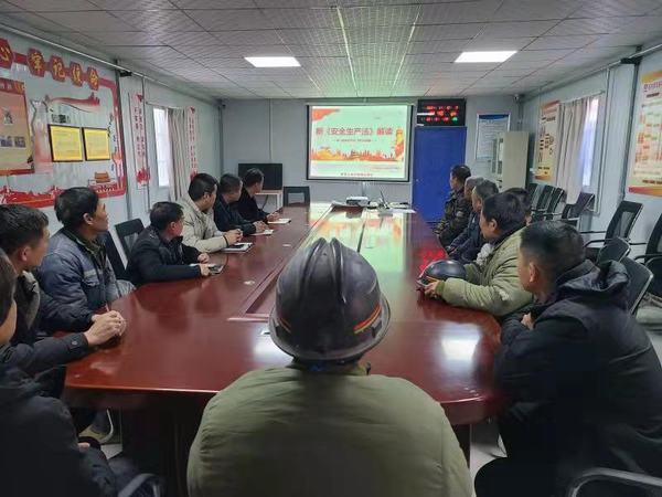 陜煤建設礦建二公司車村項目部安全講堂助推班組建設