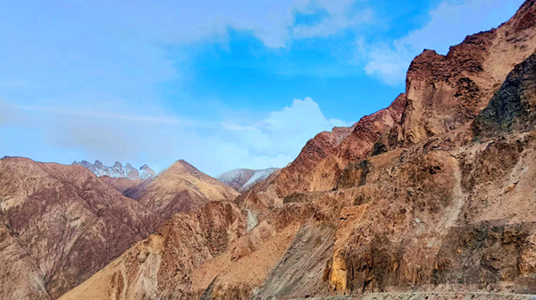 祁連山的風(fēng)，不小心打翻了春的調(diào)色板