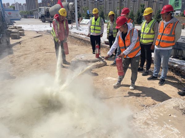 科創(chuàng)新城同慧運(yùn)動公園項(xiàng)目經(jīng)理部開展消防應(yīng)急演練夯實(shí)安全基礎(chǔ)