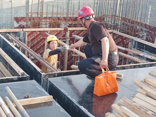 陜煤建設澄合分公司第十一項目部為奮斗在一線的工人送清涼