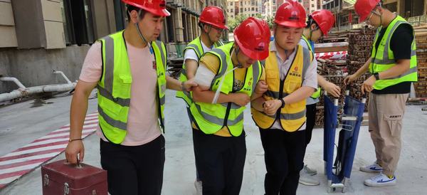 陜煤建設(shè)銅煤公司第十五項(xiàng)目部開(kāi)展“防風(fēng)險(xiǎn)、除隱患、遏事故”為主題的特種設(shè)備事故應(yīng)急救援演練活動(dòng)