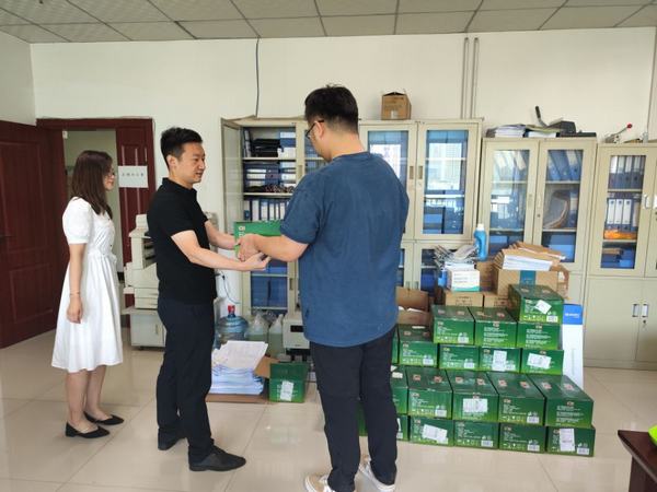 炎炎夏日送清涼，濃濃關愛沁人心