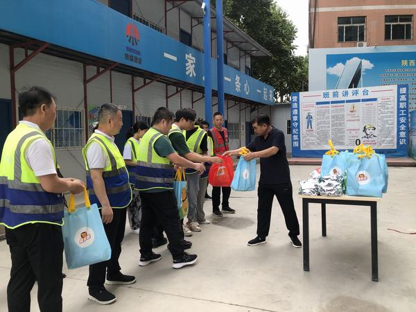 陜煤建設韓城分公司開展“送清涼進一線，為職工辦實事”活動