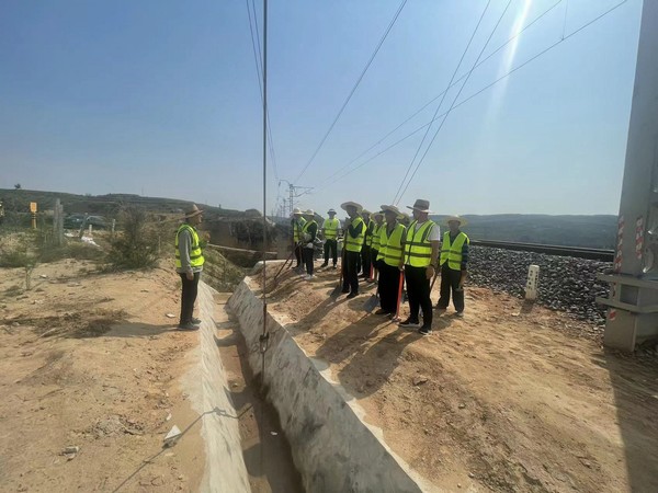 聞“汛”而動，陜煤建設(shè)路橋分公司靖神鐵路項目部全力搶修水毀地段工程