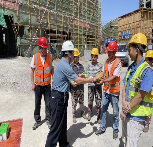 陜煤建設(shè)西北分公司開(kāi)展“高溫慰問(wèn)送清涼，情系基層暖人心”活動(dòng)