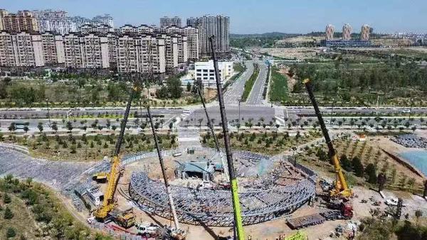 陜煤建設(shè)榆林公司科創(chuàng)新城同慧運(yùn)動(dòng)公園項(xiàng)目廊架工程單片桁架順利完成首吊