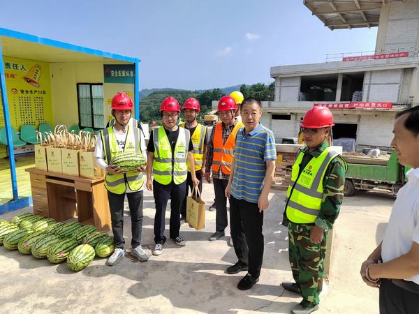 陜西王石凹煤礦工業(yè)旅游開(kāi)發(fā)有限公司深入王石凹游客服務(wù)中心項(xiàng)目開(kāi)展“送清涼”活動(dòng)