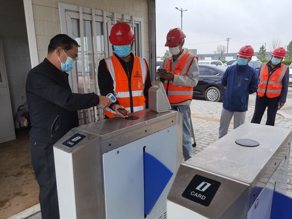 陜煤建設(shè)榆林公司第六項(xiàng)目部扎牢“疫”線三道關(guān) 助力項(xiàng)目安全生產(chǎn)