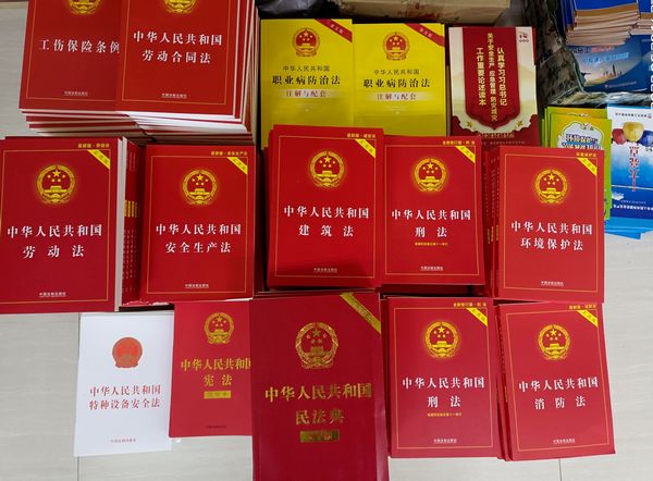 陜煤建設(shè)天工公司法律讀本進(jìn)工地 員工點贊“大禮包”