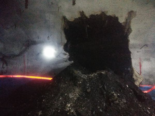 陜煤建設(shè)礦建二公司建莊項(xiàng)目部4-2306回風(fēng)外段與302一部皮帶機(jī)頭控制硐室實(shí)現(xiàn)精準(zhǔn)貫通