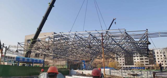 陜煤建設(shè)韓城分公司承建的王峰礦井副井工業(yè)場地提升機房 網(wǎng)球屋架順利吊裝完成