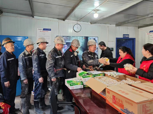 陜煤建設(shè)礦建三公司：當(dāng)“三八節(jié)”遇上“雷鋒日”，綻放最美志愿紅