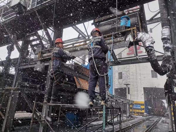 陜煤建設洗選煤運營公司檸條塔運營項目部：“斷崖式”降溫，工人“白頭”力保生產(chǎn)