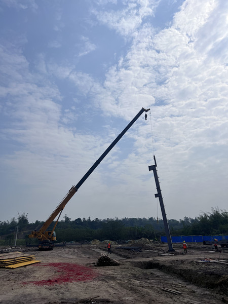 陜煤建設(shè)漢中分公司智能塔機制造項目鋼結(jié)構(gòu)首吊圓滿完成